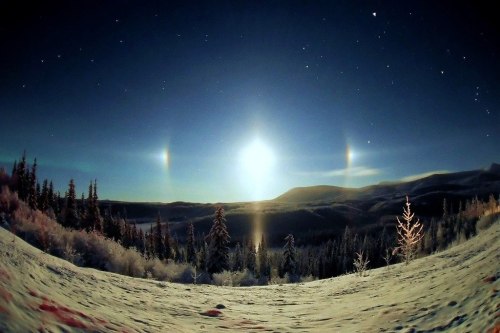 Moon DogMoon Dogs are analogous to Sun Dogs (http://on.fb.me/VSfeo5) except of course they are forme