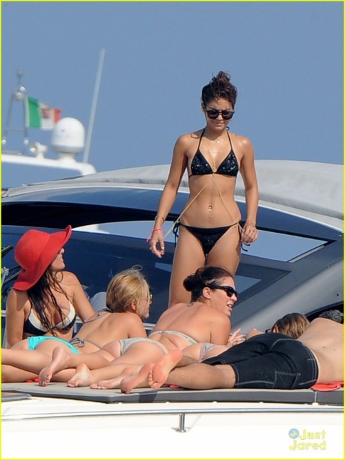 nudeboatbateaunu:Vanessa Hudgens