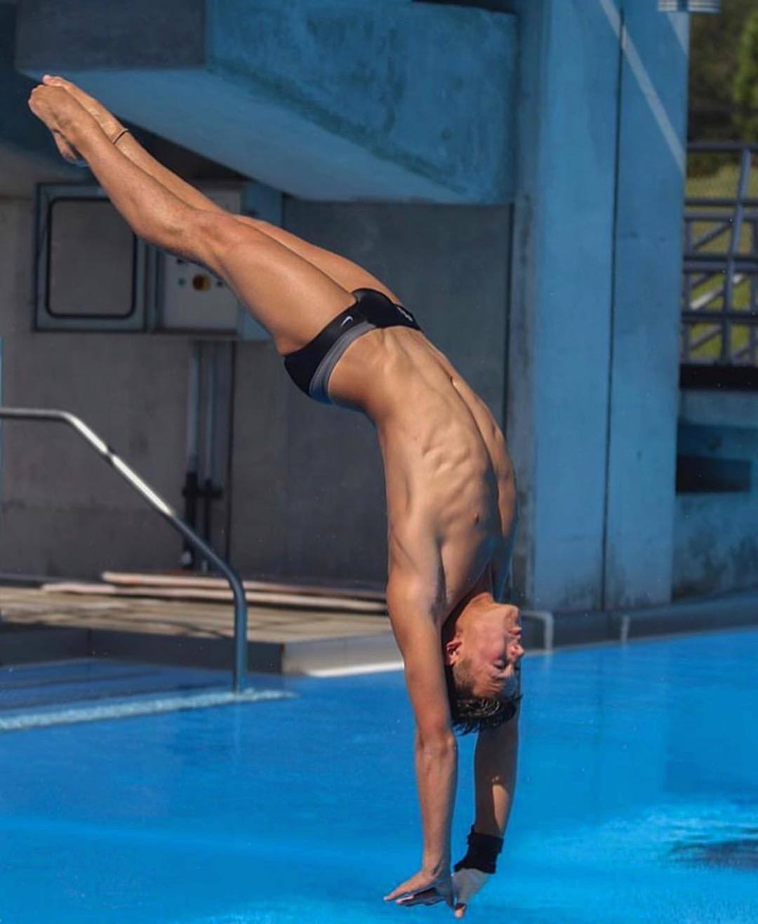 debriefed:Sports Hotties: up and coming Canadian diver Aidan Faminoff in his speedos