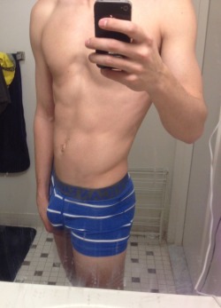 waistbandboy:  Clean those mirrors boys, when you’re taking selfies!!