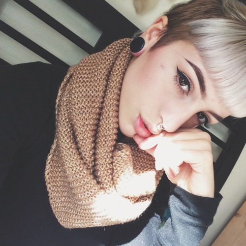 shinraidekinai:  In love with this scarf (◕‿◕✿)  Eyeliner game on point :) love seeing her beauty shine :)