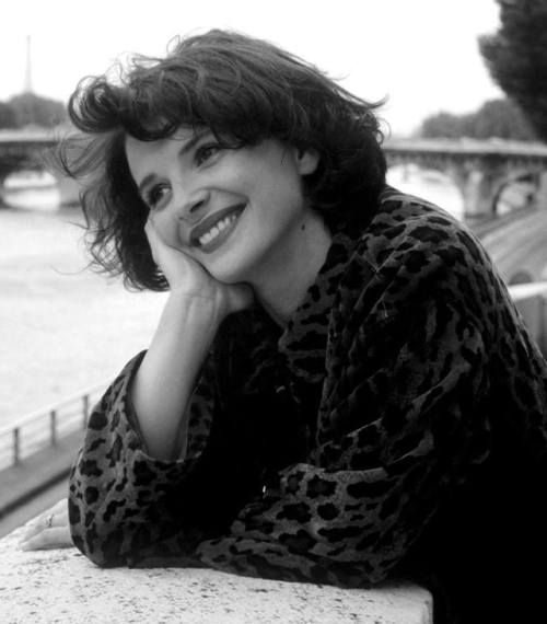 paris-signature: Juliette Binoche par Robert Doisneau, Paris (1991) “L’être humain