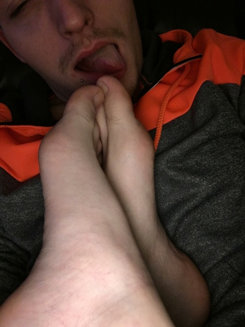 80n32:My mans feet!! @sexywhiteboi6969