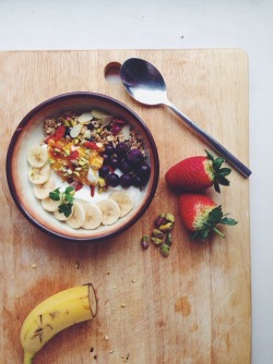 did they really take so long to plan out and take this picture that the banana started to brown already where it was cut in half seriously just eat your fucking breakfast