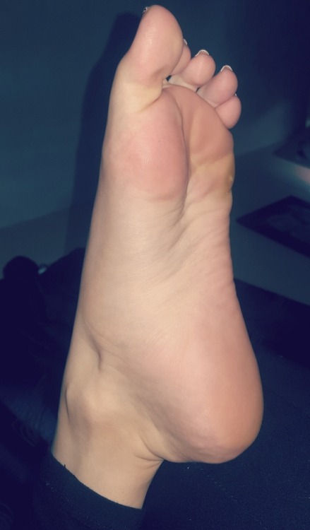 showingoffmywifesfeet:My wife’s seriously beautiful toes and her gorgeous soles litteraly make me me