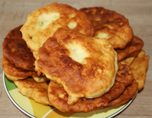 Mekitsa is a traditional Bulgarian dish made of kneaded dough made with yoghurt that is deep fried. 
