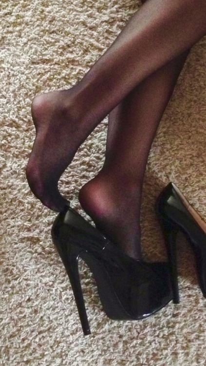 brityjo23: … sexy heel dangle Would love to rub her feet