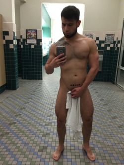 pedroxxvm:  When your the only one at the gym. You must take a selfie .. No fucks given!
