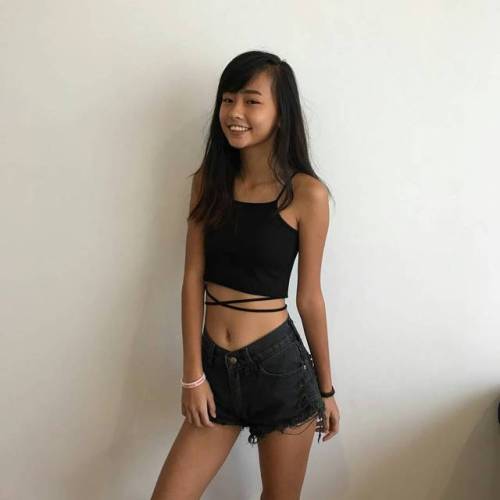 singaporetreasure:Skinny SYT showing off