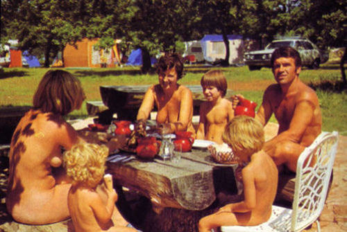 vetusdesoleil:  natureandnudity:  col-naturist:  Vintage Family eating. Nice !  I wish this was more