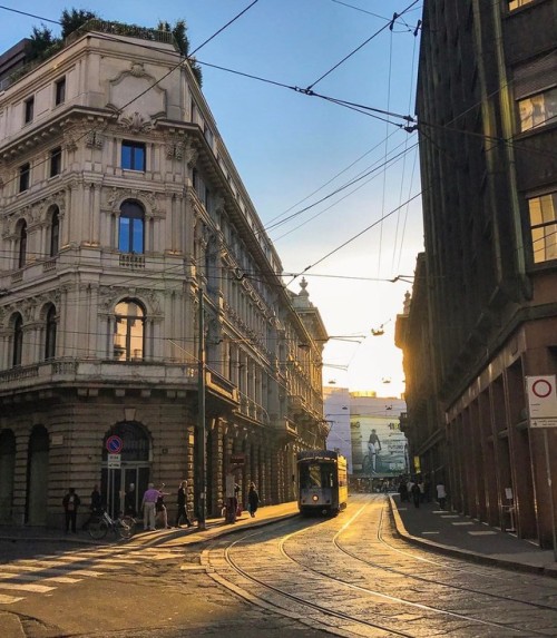 Piazza Cordusio from Via Tommaso Grossi  #goldenhour #thebespokedudes #cordusio #urbansunset #iphono