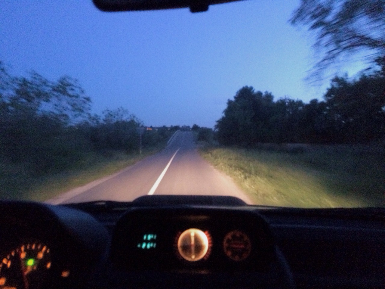 brxkenpetal:  car rides at night always calm me down 