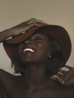 pinkcookiedimples:  cap-kira:  avedior:  goddessdiastema:  lustt-and-luxury:  brinasosa:  That skin tho 😍  ^ for real though  The skin, the teeth gawwwd  perfect.  The lipstick and the hat! Everything!  Still don’t understand why magazines want to