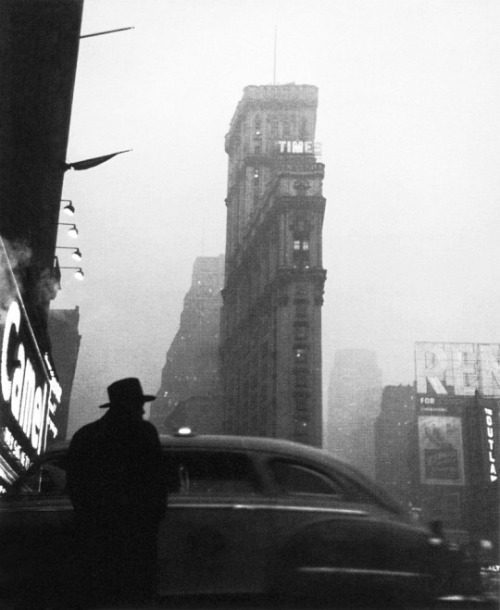 wehadfacesthen:Times Square, 1947, photo by Robert Frank