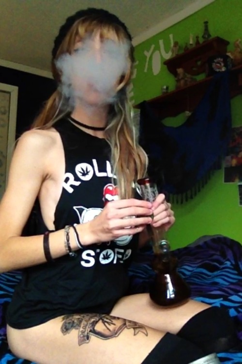 psychedelic-freak-out:  Rolling stoned 😛