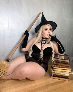 diamondplatedprincess:  🕸🖤 must be the season of the witch 🖤🕸 6/31https://www.instagram.com/p/B3SOmNcBuyL/?igshid=166ldprqe7siv