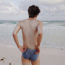 boyfromthestars: boyfrommoon back back back 