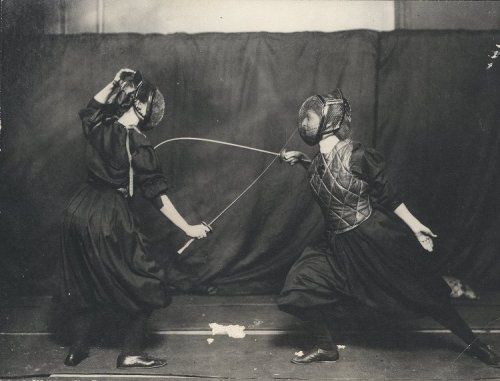 babesinarmor:  “Two Edwardian women fencing, 1908.” 