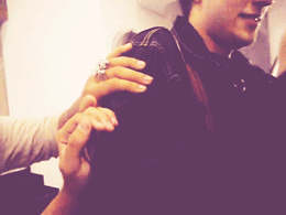 crazyforsosoa:  princesa-do-sorriso-lindo:  jdosuede:  Chay pedindo pra uma fã se