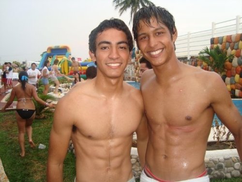 CHICOS CHULOS MEXICANOS SIN CAMISA, ENSEÑANDO SUS SEXY SIX PACKS.