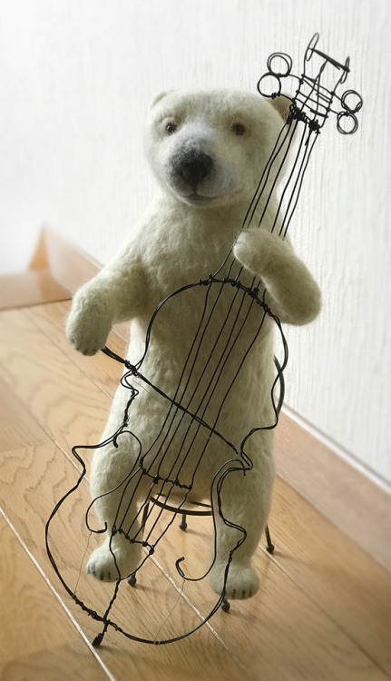 I made a bear appearing in a fairy tale. Simple cello made with wire. A combination of needle wool a