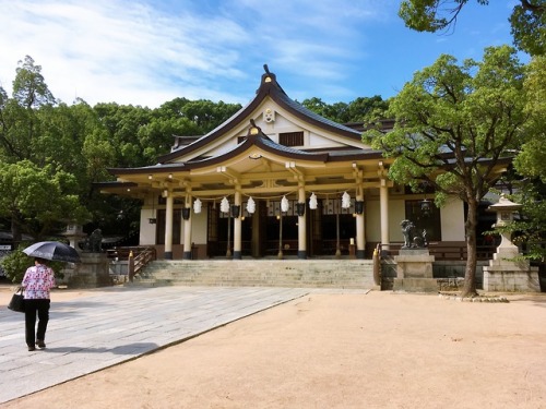 It was nice walking in the quiet shrine property, although it is still as hot as 30C degrees during 