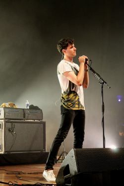 tame-mgmt:  hocallaghan:  Ezra Koening of Vampire Weekend // Merriweather Post Pavilion // FreeFest, Sept. 21st, 2013.   Omg his legs look so long