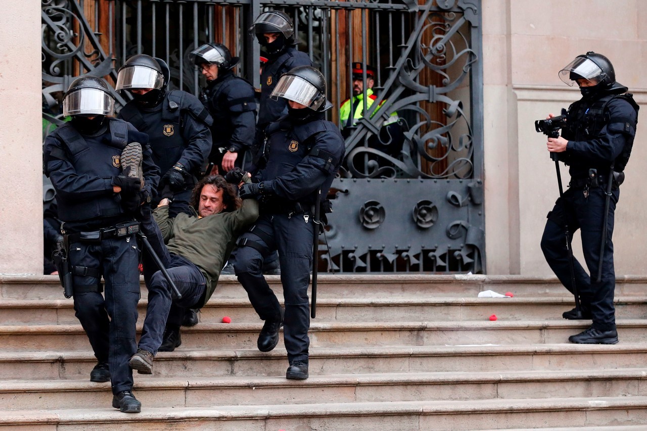 DETENIDOS EN CATALUÑA. Los Mossos d'Esquadra han detenido a 14 personas que se habían concentrado por la mañana ante la puerta principal del Tribunal Superior de Justicia de Cataluña (TSJC), en el paseo Lluís Companys de Barcelona, han informado...