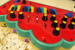 abcdeaf:  Custom circuitbent instruments from http://www.noystoise.com