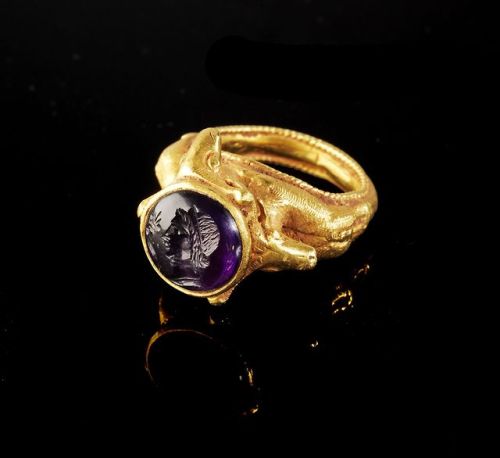 gemma-antiqua: Hellenistic gold ring, inlaid with an amethyst intaglio depicting a woman’s hea