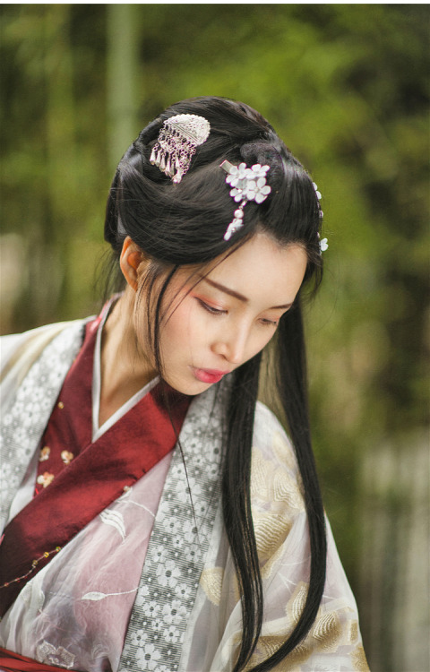 Traditional Chinese hanfu. Photo by 几乎透明的蓝. Clothes by 司南阁.