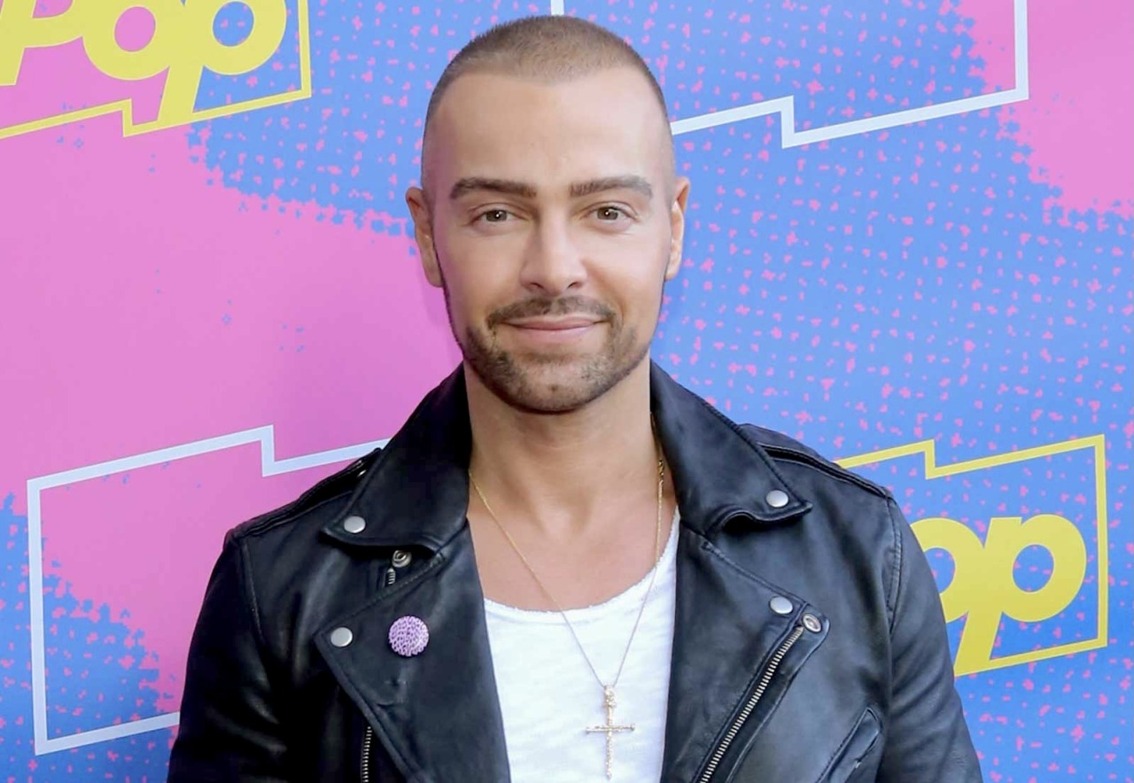 ticklishmalecelebrities:Joey Lawrence (actor)- Joey confirmed on Twitter that his feet are indeed ticklish. 