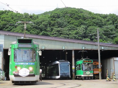 nippon-com:This is how serious Japan is about wearing face masks. A Sapporo street car has now donned a giant masuku as a way of encouraging riders to do the same. 