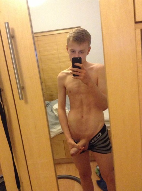 nakedguyselfies:  nakedguyselfies.tumblr.com  If you think he’s hot, you should