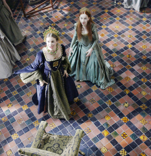 thetudorsdaily:Joss Stone as Anne of Cleves and Laoise Murray as Elizabeth Tudor