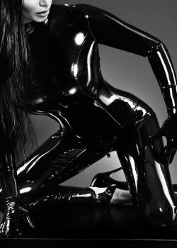 latexcrazy: Kiki Kelani for the Latexcrazy