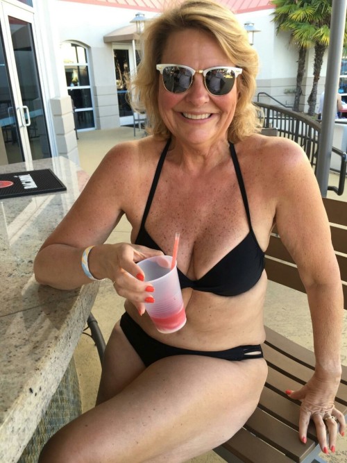 MATURE WOMEN adult photos