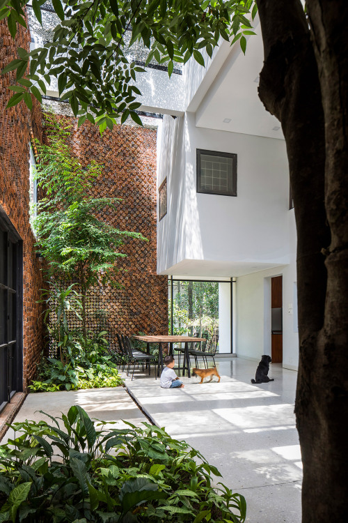 designed-decor: Spacious dining space full of natural light surrounded by perforated brick walls and