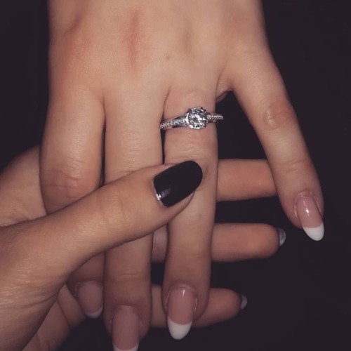řekla ano! @roseluc97 a @jurajponert ❤️ #engaged #love #shesaidyes #ring #nails https://www.instagra