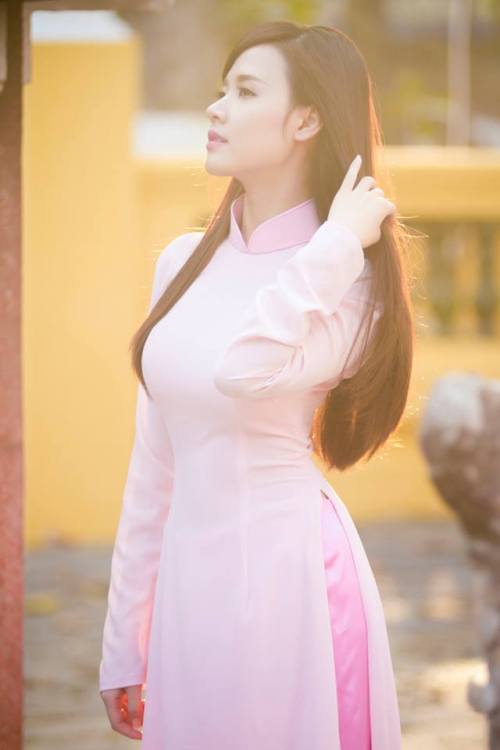 asian-girls-hot:  pretty vietnamese girl in traditional costume Ao Dai