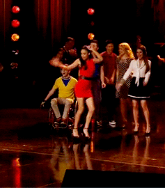 cosima-maslany:All I see here is Naya trying to catch Heather on the 3rd gif and Heather’s hand goin