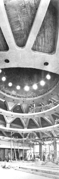 unavidamoderna: Vista interior de la sala principal durante la construcción, mirando hacia la