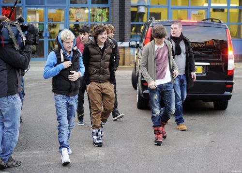 dailytomlinson:The boys outside ITV studios on December 6th 2010