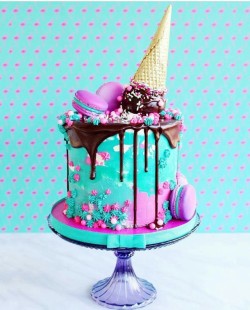 pastelgothling:  I wish I had the skills to make this cake fr