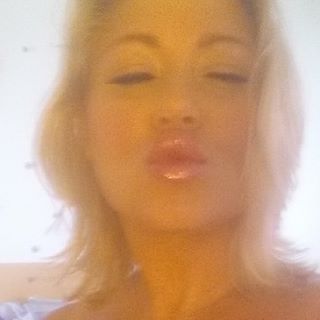 samantha38g:  Kiss me baby. Sam38g.com  If only