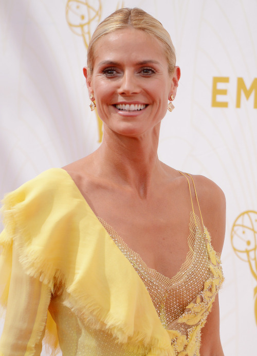 Amanda Peet (in Michael Kors), Anna Chlumsky (in Bibhu Mohapatra), Heidi Klum (in Versace), Andy Sam