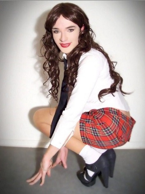 lovesissybois:  i see these pics all the time and damn, she is hot.   anyone have full sets?  a name?  ….. anyone?
