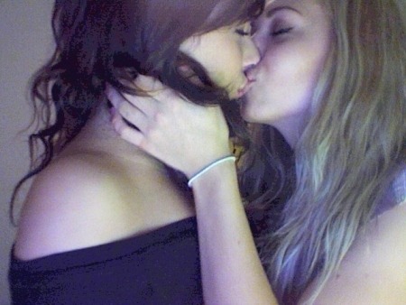 lipstick-lesbian:  ♀♡♀ 