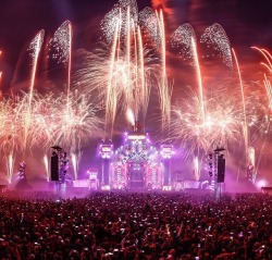 lovers-of-edm:  Fireworks ❤️❤️