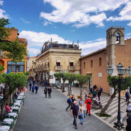 The joy of Taormina is its Corso Umberto I, the main pedestrian way. Lined with cafès, boutiques, re